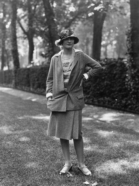 1920 bedacht de mode ontwerpster coco chanel een losse jurk